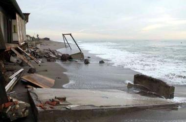 <b>CROLLO.</b> Alcune foto della distruzione a Ronchi dove la settimana scorsa sono crollati alcuni bagni      