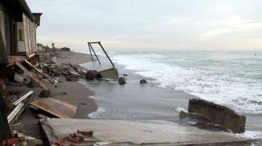 <b>CROLLO.</b> Alcune foto della distruzione a Ronchi dove la settimana scorsa sono crollati alcuni bagni