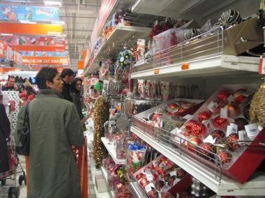 <b>NATALE TRISTE.</b> Addobbi al supermercato (foto darchivio) 