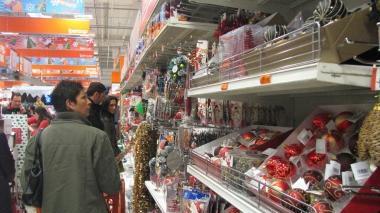 <b>NATALE TRISTE.</b> Addobbi al supermercato (foto d’archivio)