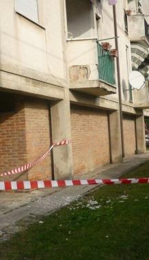 Sos da via Brigate Partigiane: «Qui l'intonaco cade a pezzi»