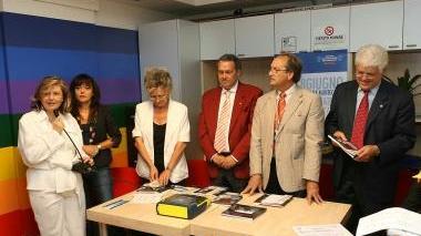 La cerimonia di consegna del defibrillatore all’Ipercoop