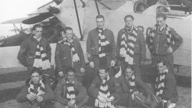 Piloti della 28ª squadriglia nel 1929. In piedi al centro, il comandante Pezzi