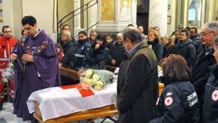Foto grande il feretro all’uscita dalla chiesa di Santa Maria Assunta Sopra un momento della funzione A sinistra Stefano Chiari