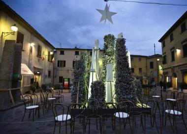Linstallazione sulla piazza di Lajatico 