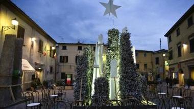 L’installazione sulla piazza di Lajatico