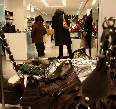 Nella foto darchivio linterno di un negozio di accessori Dai sindacati Cobas parte la denuncia di un uso eccessivo di contratti atipici per il commercio        