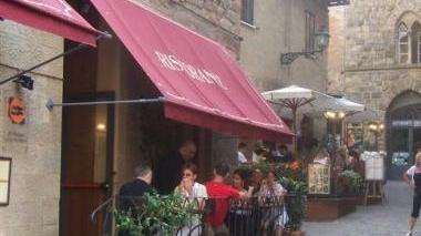 Tavoli all’aperto in un locale