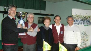 Nella foto sopra Elvira Martini e Claudio Marsili (2&ordm; classificato); nella foto accanto Paolo Martini premia Daniele Vannucci (1&ordm; classificato) 