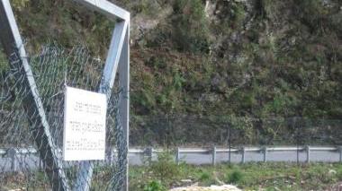 Il blocco di eternit abbandonato nell’area di stoccaggio dei rifiuti