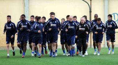 A sinistra il preparatore Claudio Selmi (in tuta) durante un allenamento 