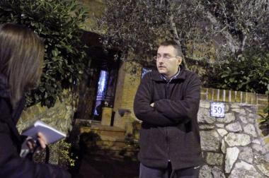Carabinieri davanti alla villa e il figlio della coppia 