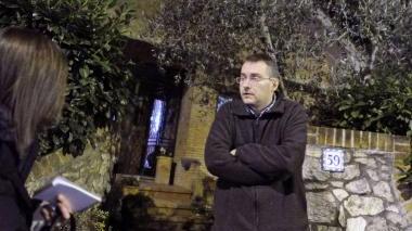 Carabinieri davanti alla villa e il figlio della coppia