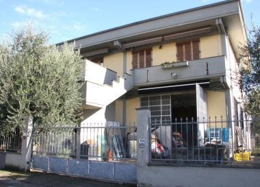 Di fianco la sede della Melrose di Oste Sotto la titolare Donatella Matteini   