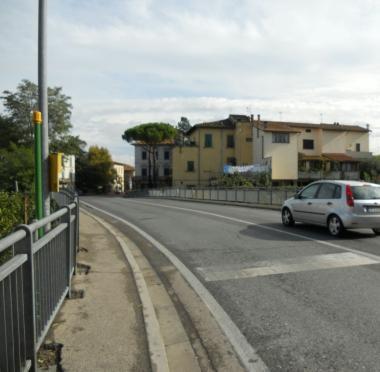 Una veduta del ponte che collega le due sponde del abitato di Ponte a Egola  