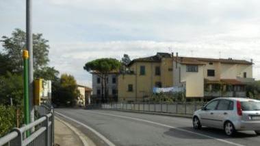Una veduta del ponte che collega le due sponde del abitato di Ponte a Egola