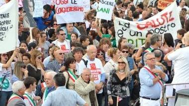 Il direttore generale Asl Monica Calamai e (in alto) le immagini del corteo a difesa della sanità elbana