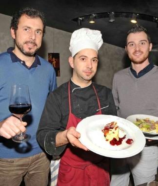 Antonio Santoni e i soci allinterno del ristorante 