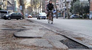 Pista-groviera ciclisti costretti a percorerre viale Adua (a sinistra)