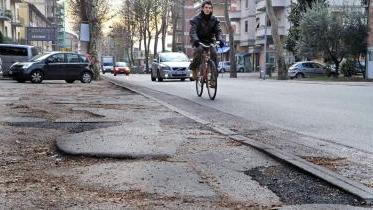 Pista-groviera ciclisti costretti a percorerre viale Adua (a sinistra)