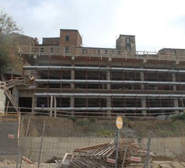 <b>PARCHEGGIO</b> Il cantiere del multipiano a Campagnatico e lex sindaco Elismo Pesucci 