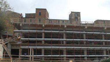 <b>PARCHEGGIO</b> Il cantiere del multipiano a Campagnatico e l’ex sindaco Elismo Pesucci