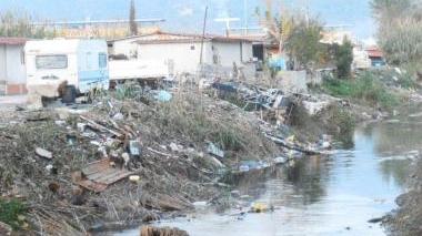 <b>LA FOCE.</b> Nella foto grande: detriti e sporcizia al Lavello