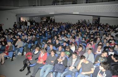 Il pubblico durante uno spettacolo al teatro De Filippo di Cecina 