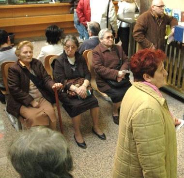 <b>ALLE POSTE.</b> Pensionati in attesa di riscuotere 