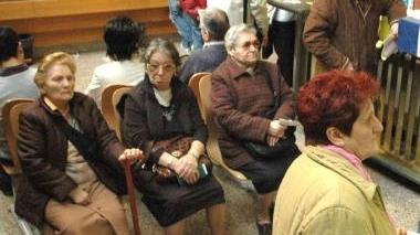 <b>ALLE POSTE.</b> Pensionati in attesa di riscuotere