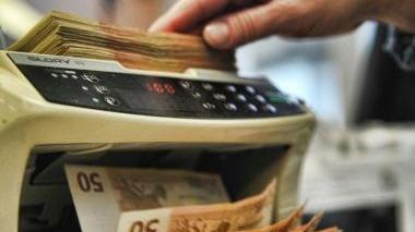 Conteggio dei soldi in un istituto di credito della zona