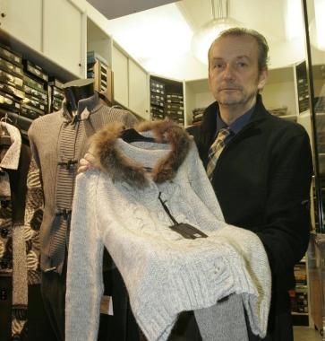 Da sinistra: Stefano Brogi nel suo negozio di via Muzzi, accanto Sartorialist di via Settesoldi, il negozio di fiori in via Pugliesi, Alessio e Denise del negozio Adele Fado sempre nella stessa via 
