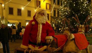 Saracinesche alzate fino alle 23 per gli ultimi regali