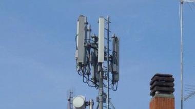 <b>CELLULARI.</b>Un impianto di telefonia mobile; a sin. una veduta di Forno