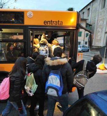 Un bus della Cpt che trasporta studenti 