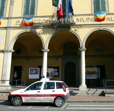 Lanciano un petardo parte il rogo