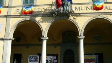 Lanciano un petardo parte il rogo