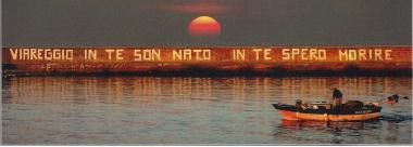 «Viareggio in te son nato, in te spero morire»: la scritta sul molo diventa un calendario