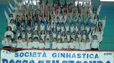 Le ginnaste della società Rosso di San Secondo in una foto di gruppo