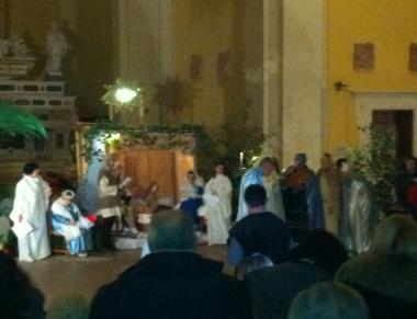 A sinistra e sotto due momenti del presepe vivente messo in scena dai pazienti del Morel    