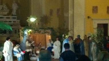 A sinistra e sotto due momenti del presepe vivente messo in scena dai pazienti del Morel