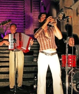 Musicisti e attori sil palco per Pringles     