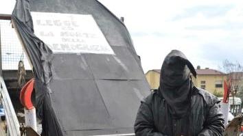 Un momento dell’ultimo corteo contro l’impianto dei rifiuti