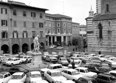 <b>CANAPONE PARKING</b> Auto parcheggiate in piazza Dante sotto Canapone 