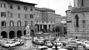 <b>CANAPONE PARKING</b> Auto parcheggiate in piazza Dante sotto Canapone