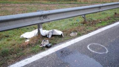 Il corpo del ragazzo sotto il guard rail messo sotto accusa 