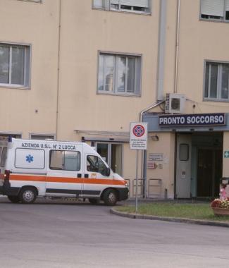 Unambulanza del 118 in arrivo al pronto soccorso dellospedale Campo di Marte      