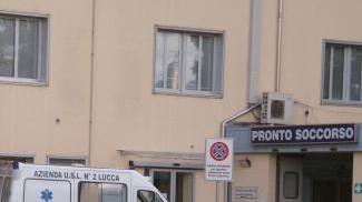 Un’ambulanza del 118 in arrivo al pronto soccorso dell’ospedale Campo di Marte