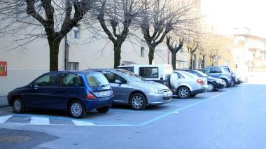 Mercoledì sono state dipinte le strisce blu in piazza San Francesco