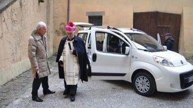Il vescovo Giovanni De Vivo col pulmino donato alla Caritas